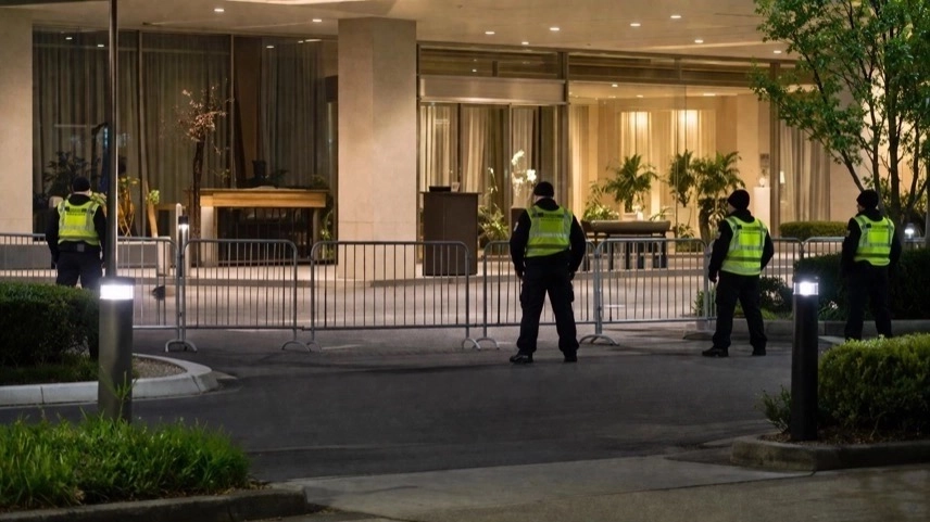 Sicherheitskräfte sichern Hoteleingang bei Gala in Washington nach Angriff auf Trump