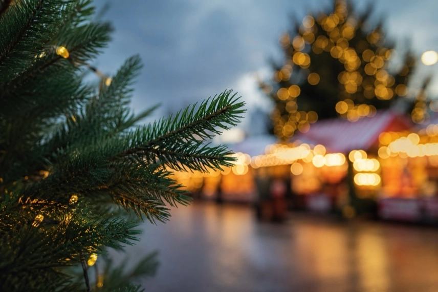 Geschmückte Verkaufshütte mit Kunsthandwerk auf einem winterlichen Weihnachtsmarkt.