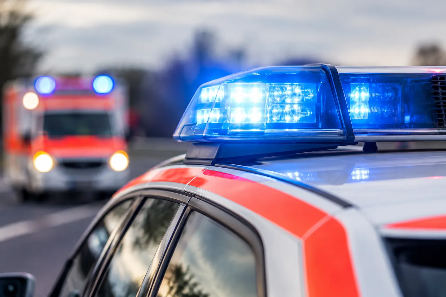 Neutrales Rettungsfahrzeug auf abgesperrter Verkehrsfläche als Motiv zum Thema Verkehrsunfall