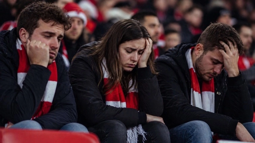 Leerer zentraler Platz mit großer Leinwand ohne Übertragung, Symbol für fehlendes Public Viewing in Stuttgart beim Pokalfinale