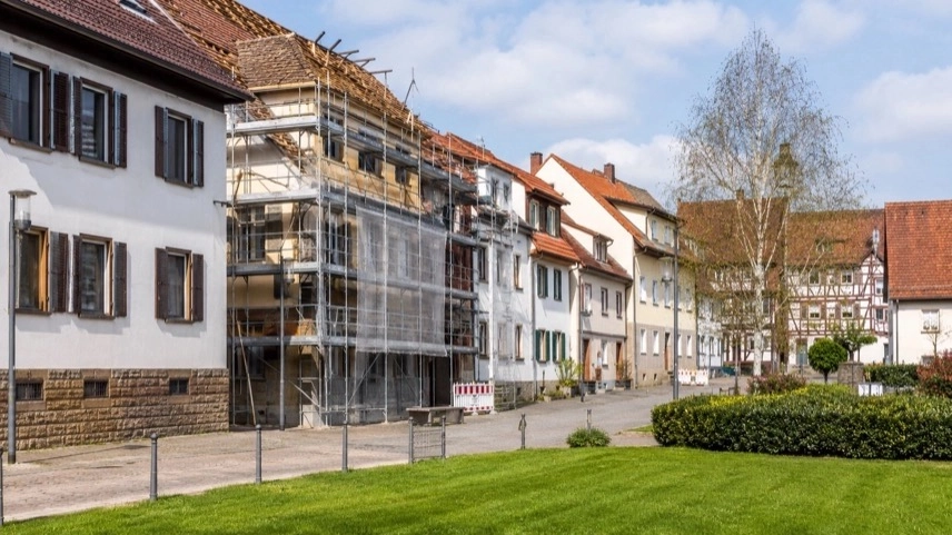Historischer Ortskern mit Wohnhäusern und Sanierungsarbeiten im Stadtteil Diedelsheim in Bretten