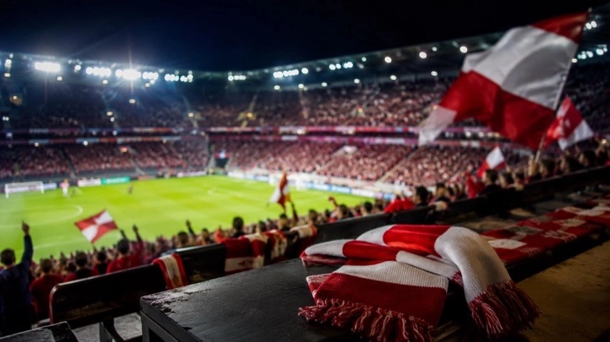 Flutlichtstadion mit jubelnden Fans nach einem Europa-League-Spiel des SC Freiburg in atmosphärischer Abendstimmung