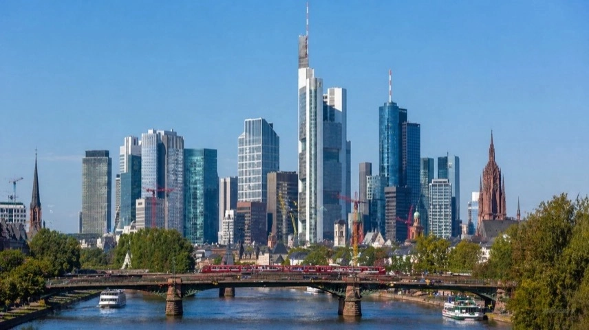 Auto im Main bei Frankfurt, halb im Wasser, Einsatzfahrzeuge am Hafenbecken, nächtlicher Unfall an Kaimauer