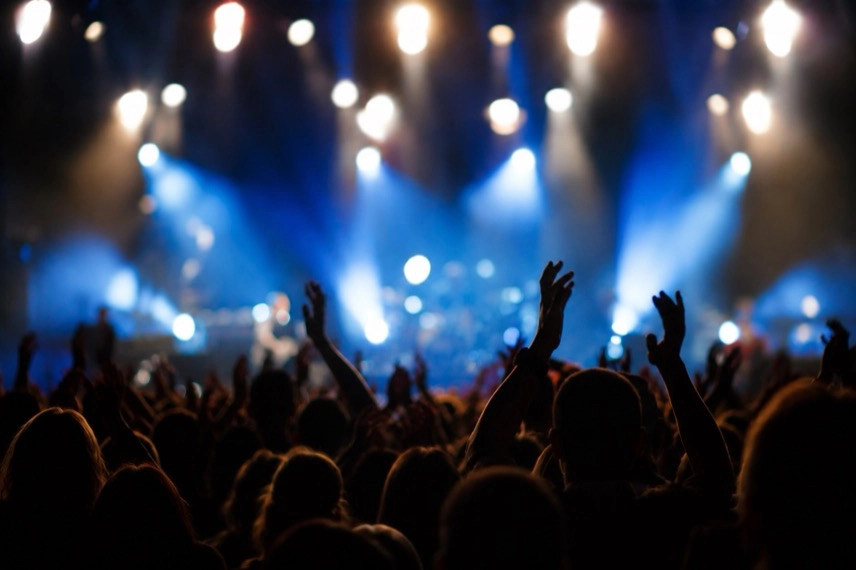 Rockkonzert mit Bühne, Instrumenten und Publikum in einer Veranstaltungshalle
