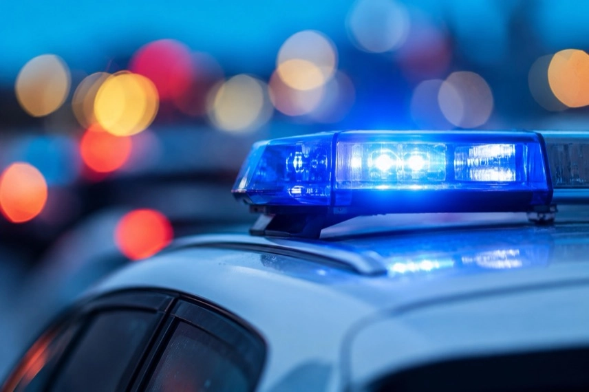 Generisches Polizeifahrzeug mit Blaulicht als Symbol für Sicherheitsmaßnahmen beim Hamburger CSD