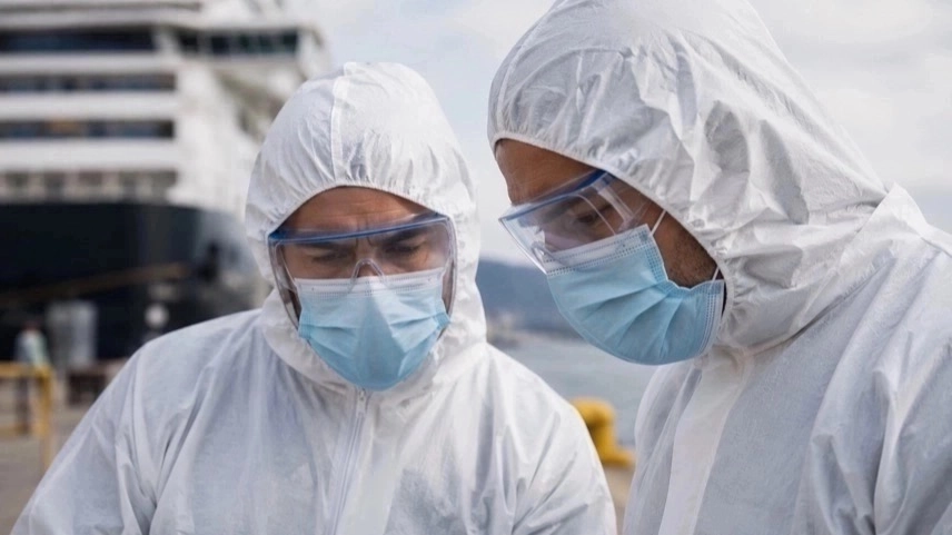 Kreuzfahrtschiff im Hafen mit Gesundheitsteam und Reisenden nach Hantavirus-Ausbruch unter Quarantäne