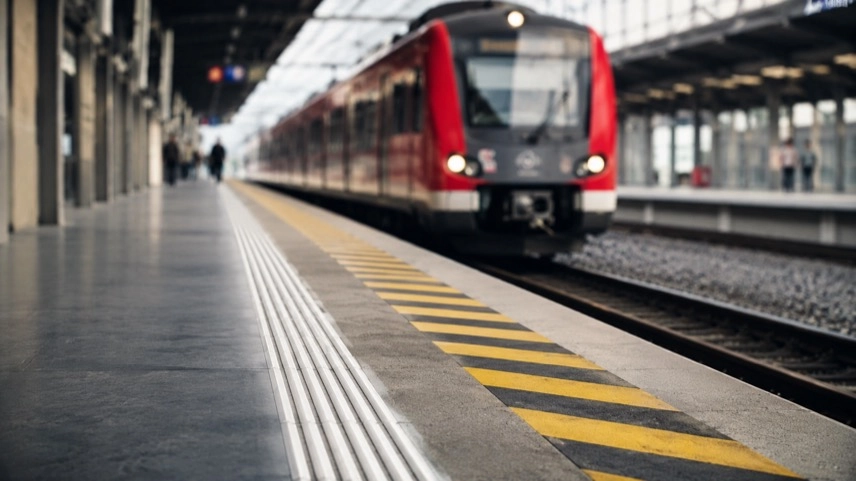 S-Bahn an einem Bahnhof mit Sicherheitsmarkierungen am Bahnsteig im öffentlichen Nahverkehr der Rhein-Neckar-Region