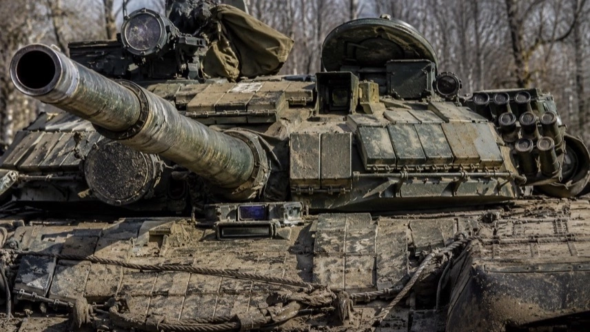 Nächtliche Stadtansicht von Kiew mit Straßen, Gebäuden und Lichtstrahlen während russischer Luftangriffe in der Ukraine