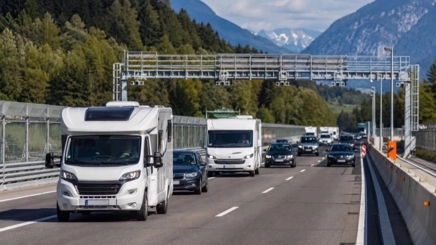 Wohnmobile und Autos auf der Brennerautobahn an der Luegbrücke mit Verkehrsüberwachung und Baustellenbereich