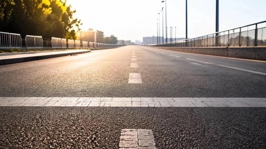 Leere Marathonstrecke mit Markierungen im Morgengrauen als Symbol für Weltrekord und Marathon unter zwei Stunden