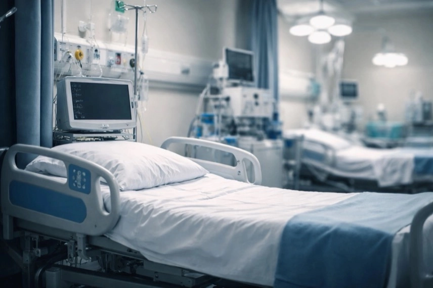 Leeres Krankenhausbett mit Monitor in Klinikraum, Symbol für Organspende und Transplantation in Deutschland