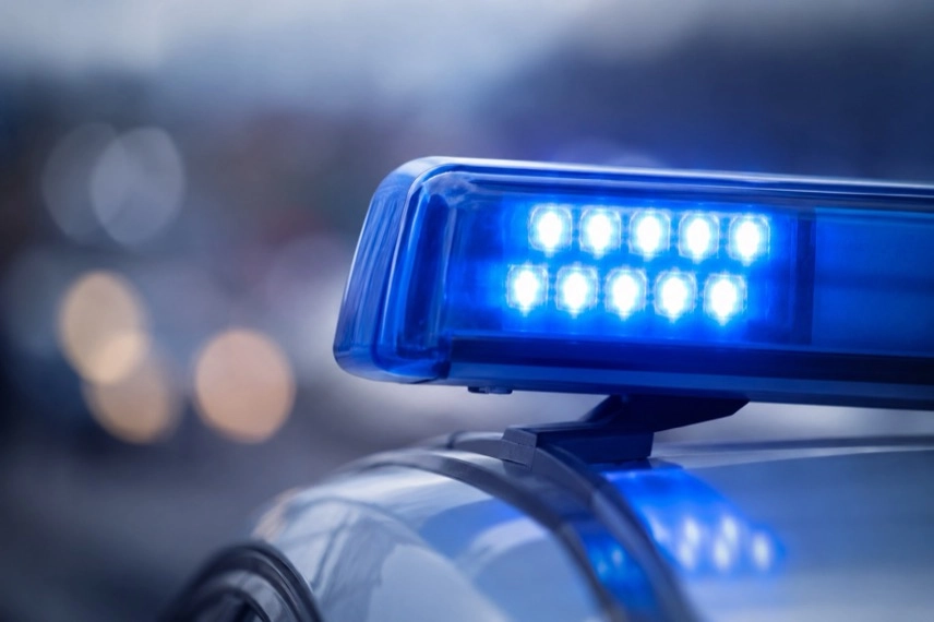 Generisches Polizeifahrzeug mit Blaulicht als Motiv zu Ermittlungen nach einem Kunstraub in Italien.