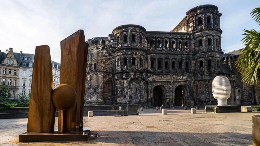 Moderne Kunstinstallation im Stadtraum vor historischer Architektur bei der Rheinland-Pfalz Triennale Trier