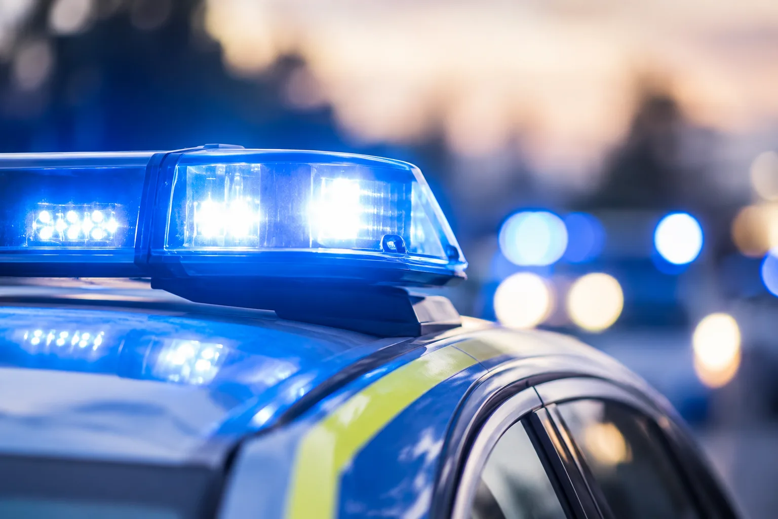 Generisches Polizeifahrzeug mit Blaulicht als Motiv zu den Ermittlungen nach dem Oktoberfest-Unfall.