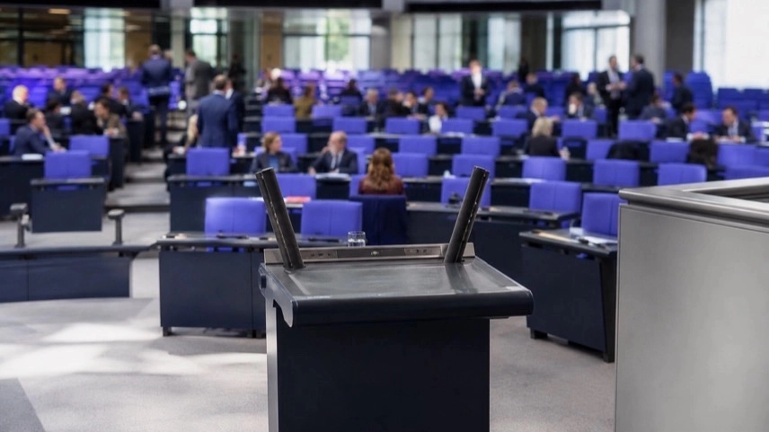 Moderner Plenarsaal im Bundestag mit Rednerpult und diskutierenden Abgeordneten zur Debatte über Minderheitsregierung