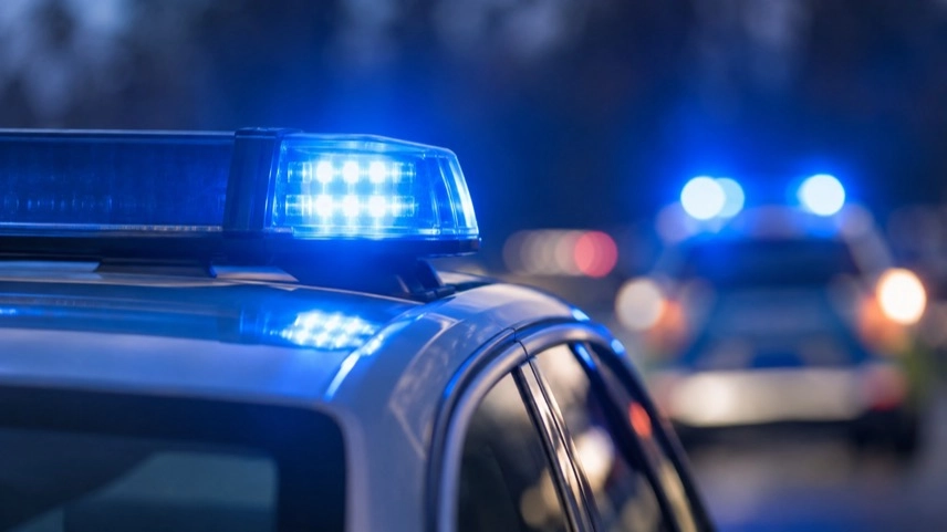 Blaulicht auf einem generischen Polizeifahrzeug vor neutralem Hintergrund
