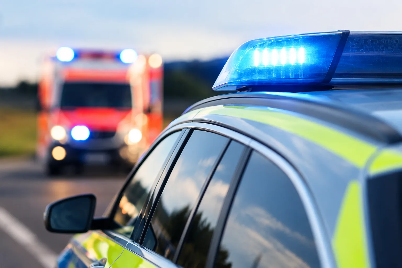 Neutrales Polizeifahrzeug und Rettungswagen auf einer abgesperrten Verkehrsfläche ohne Personen
