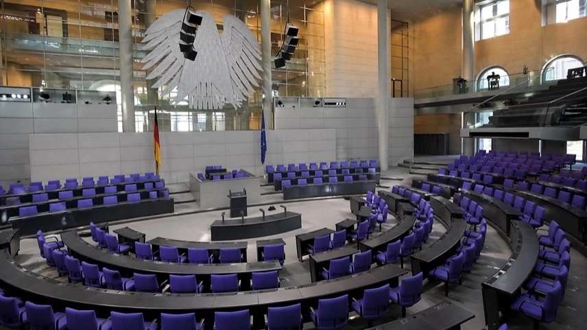 Leerer Sitzungssaal im Bundestag mit Rednerpult und Sitzreihen, politische Atmosphäre und parlamentarischer Kontext