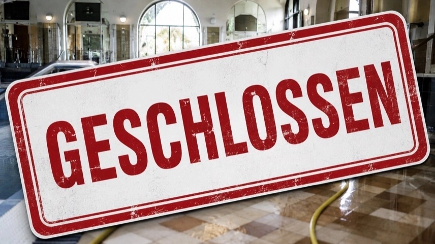 Leerer Badebereich im Mineralbad Berg Stuttgart mit Wasserschaden und Technikgeräten nach Rohrbruch
