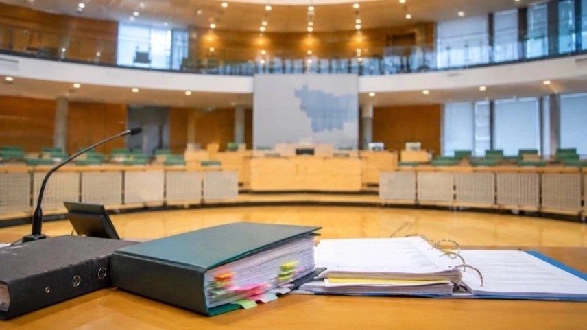 Parlamentssaal mit Abstimmungsanzeige und Unterlagen zur Debatte im sächsischen Landtag über Schlachtbetriebe