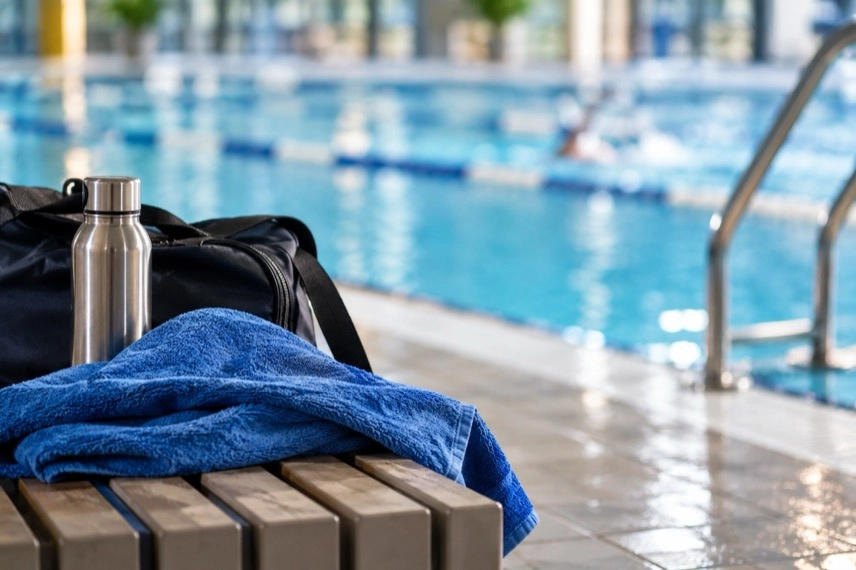 Geschlossene Umkleidespinde und Wertschließfächer in einem neutralen Schwimmbad-Umkleidebereich.