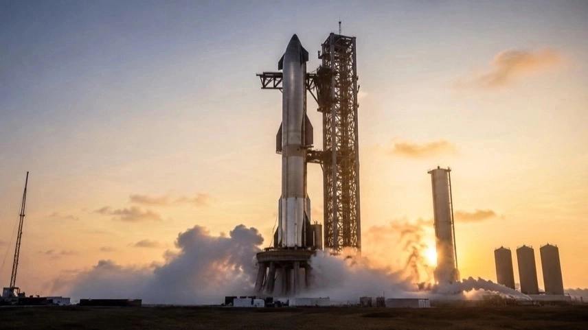Schwerlastrakete auf Startplattform bei Dämmerung vor verschobenem Starship-Testflug in Texas
