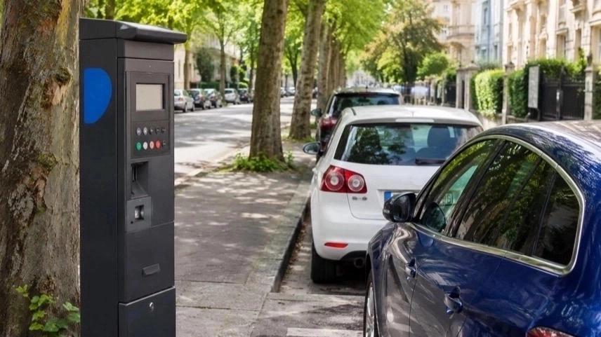 Parkende Autos in einem Wohnviertel in Stuttgart neben Bewohnerparkplätzen und Parkscheinautomat