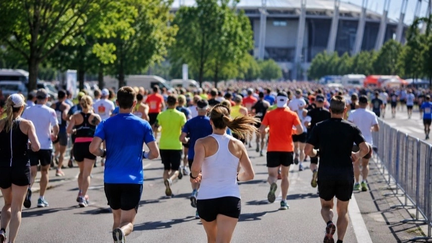 Läuferinnen und Läufer beim Stuttgart-Lauf auf abgesperrter Strecke im Bereich des Neckarparks in Stuttgart