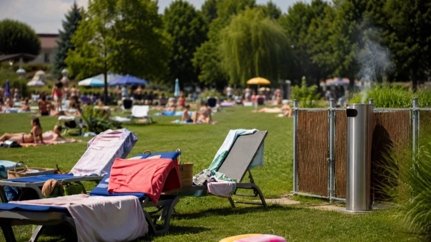 Freibad in Stuttgart mit Liegewiese, Badegästen und abgegrenztem Raucherbereich an einem Sommertag