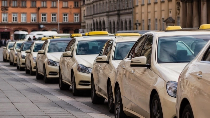 Taxis stehen dicht nebeneinander auf einem Platz in Karlsruhe während einer Demonstration gegen Uber und Plattformdienste