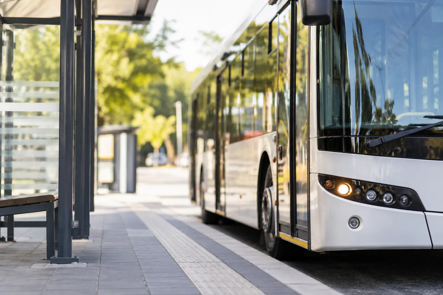Neutraler Linienbus an einer anonymen Bushaltestelle als Motiv zum Busverkehr in Hamburg
