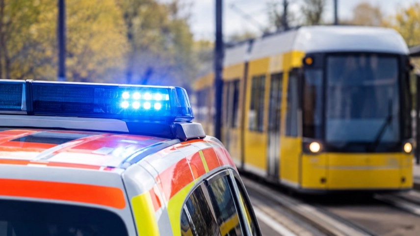 Neutrales Rettungsfahrzeug an Straßenbahnschienen als Motiv zu einem Straßenbahnunfall in Berlin