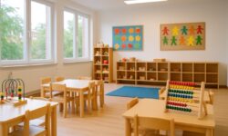 Ein heller, gut ausgestatteter Kita-Raum mit Spielmaterialien, Holzmöbeln und Lernhilfen symbolisiert das gewünschte Ideal der frühkindlichen Betreuung in Stuttgart. Trotz solcher Standards bleibt der Zugang für viele Familien in der Realität schwierig. (Symbolbild – exemplarisch)