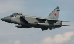 Symbolbild russischer Kampfjet im NATO-Luftraum: Fotorealistisches Flugzeug in der Luft als neutrale Darstellung für Newsartikel.