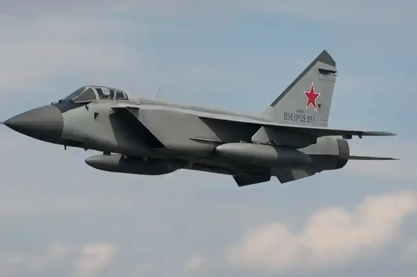 Symbolbild russischer Kampfjet im NATO-Luftraum: Fotorealistisches Flugzeug in der Luft als neutrale Darstellung für Newsartikel.