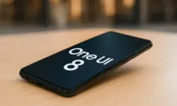 Samsung Galaxy Smartphone Symbolbild mit One UI 8 Update, fotorealistisch, neutral, als Nachstellung für Newsartikel zum Software-Rollout.