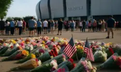 Symbolbild Trauerfeier Arizona – Blumenmeer vor Stadion, Menschen im Hintergrund, fotorealistische Nachstellung zur Erinnerung an Charlie Kirk.