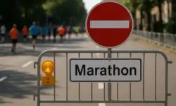 Münster-Marathon 2025 mit Straßensperre und Läufern im Hintergrund, fotorealistische Darstellung einer abgesperrten Marathon-Strecke.