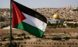 Palästinensische Flagge weht vor der Altstadt von Jerusalem mit dem goldenen Felsendom im Hintergrund – Symbolbild zur Anerkennung Palästinas durch Spanien, Irland und Norwegen.