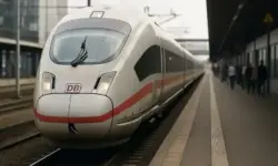ICE-Zuges der Deutschen Bahn im Bahnhof, fotorealistisch nachgestellt, als Illustration zu Pünktlichkeitszielen und Reformen.