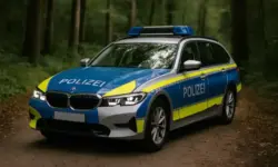 deutsches Polizeiauto im Wald, Eberbach Leichenfund, Ermittlungen zum möglichen Zusammenhang mit Unfall in Waibstadt.