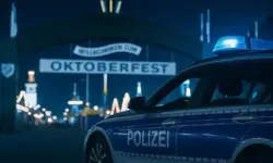 Symbolbild Oktoberfest Polizei – Streifenwagen vor Eingangstor, Sicherheitsmaßnahmen und Polizeieinsatz beim Brand auf der Wiesn.