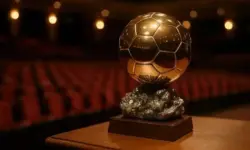 Ballon d’Or 2025 – goldene Fußball-Trophäe auf Podest, fotorealistisch dargestellt, dient als neutrale Nachstellung für Newsartikel.