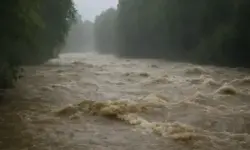 Symbolbild eines überfluteten Flusses in Italien während schwerer Unwetter, als generische Darstellung der Katastrophenlage im Piemont.