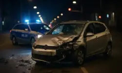Symbolbild eines schweren Autounfalls bei Nacht mit beschädigtem Pkw und Polizeiwagen, stellvertretend für die Mordanklage nach einem illegalen Autorennen in Ludwigsburg.