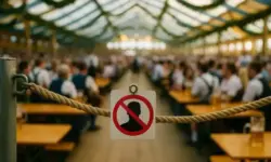 Bierzelt mit Besuchern an langen Holztischen, im Vordergrund Absperrung mit Schild, fotorealistisch nachgestellt.