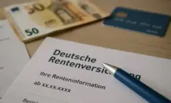 Deutschen Rentenversicherung mit Dokument, Euro-Banknoten und Bankkarte – verdeutlicht Diskussion um EU-Neuregelung PSD3 und Rentenzahlungen