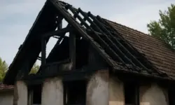 Symbolbild ausgebranntes Wohnhaus nach Großbrand in Pinneberg, Dachstuhl zerstört, Symbolfoto für Newsartikel über Hausbrand mit Todesopfer.