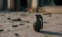 Eine Handgranate auf Pflastersteinen, stellvertretend für die Ermittlungen in Oslo. Das Foto zeigt keine reale Tatwaffe.