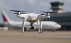 Drohne vor Flughafen in Dänemark, fotorealistisch dargestellt, Hinweis auf aktuelle Drohnenstörungen im dänischen Luftraum.